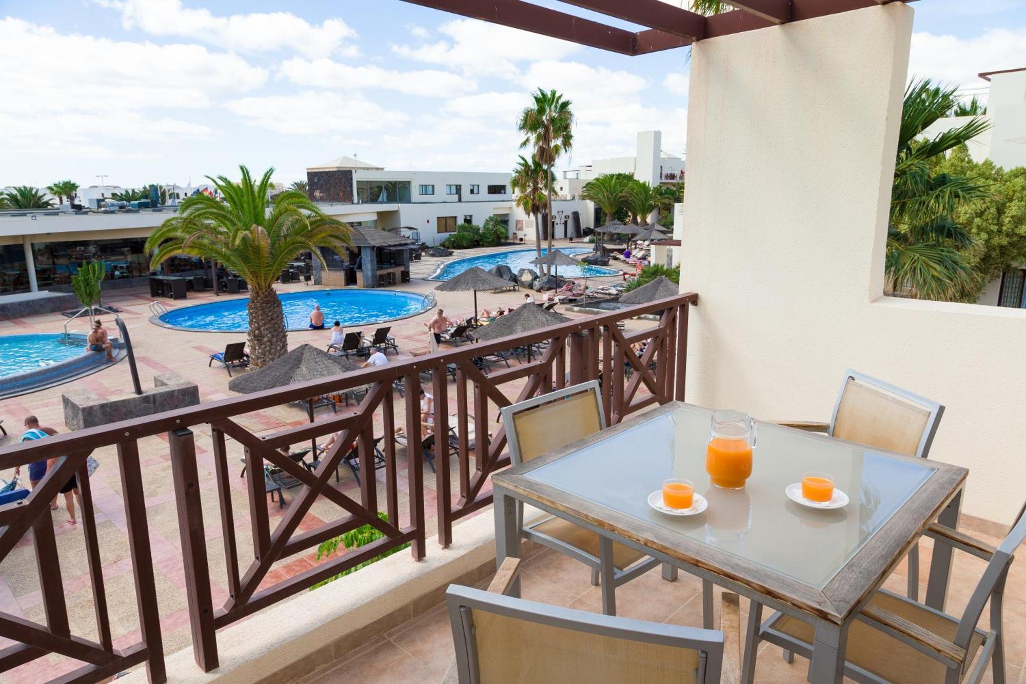 Suite con vistas a la piscina (2 adultos)